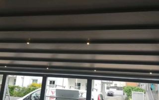 Τοποθέτηση πέργκολας pro150 12.00x 5.00 σε χρώμα Grey με προφίλ αλουμινίου, μοτέρ somfy ios και περιμετρικο κλείσιμο με ανεμοθραυστες και ζελατινες