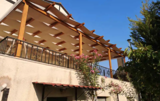 Κατασκευή ξύλινης πέργκολας με τεντόπανο Εκρού και πολυκαρβονικό