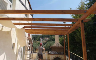 Κατασκευή ξύλινης πέργκολας με τεντόπανο Εκρού και πολυκαρβονικό