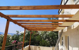 Κατασκευή ξύλινης πέργκολας με τεντόπανο Εκρού και πολυκαρβονικό