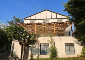 Κατασκευή ξύλινης πέργκολας με τεντόπανο Εκρού και πολυκαρβονικό