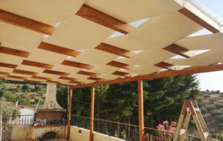 Κατασκευή ξύλινης πέργκολας με τεντόπανο Εκρού και πολυκαρβονικό