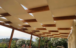 Κατασκευή ξύλινης πέργκολας με τεντόπανο Εκρού και πολυκαρβονικό