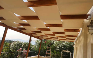 Κατασκευή ξύλινης πέργκολας με τεντόπανο Εκρού και πολυκαρβονικό