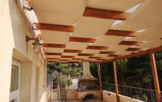 Κατασκευή ξύλινης πέργκολας με τεντόπανο Εκρού και πολυκαρβονικό