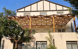 Κατασκευή ξύλινης πέργκολας με τεντόπανο Εκρού και πολυκαρβονικό