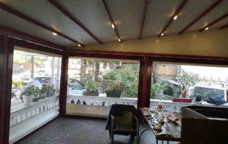 Τοποθέτηση αντιανεμικών ζελατίνων με κασονέτο και πόρτα αλουμινίου σε υπάρχον πέργκολα καθώς και επιδιόρθωση αυτής