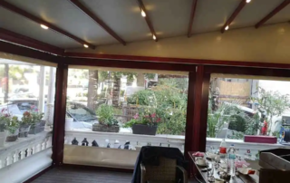 Τοποθέτηση αντιανεμικών ζελατίνων με κασονέτο και πόρτα αλουμινίου σε υπάρχον πέργκολα καθώς και επιδιόρθωση αυτής