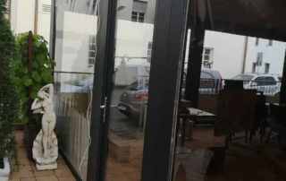 Τοποθέτηση αντιανεμικών ζελατίνων με κασονέτο με μοτέρ somfy και πόρτα αλουμινίου σε υπάρχον πέργκολα μας