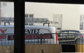 Τοποθέτηση αντιανεμικών ζελατίνων με κασονέτο με μοτέρ somfy και πόρτα αλουμινίου σε υπάρχον πέργκολα μας