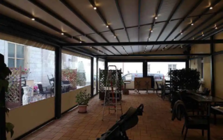 Τοποθέτηση αντιανεμικών ζελατίνων με κασονέτο με μοτέρ somfy και πόρτα αλουμινίου σε υπάρχον πέργκολα μας