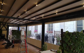 Τοποθέτηση αντιανεμικών ζελατίνων με κασονέτο με μοτέρ somfy και πόρτα αλουμινίου σε υπάρχον πέργκολα μας