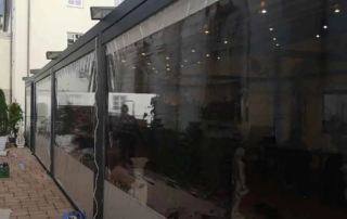 Τοποθέτηση αντιανεμικών ζελατίνων με κασονέτο με μοτέρ somfy και πόρτα αλουμινίου σε υπάρχον πέργκολα μας