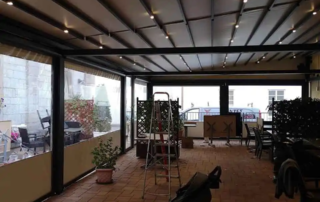 Τοποθέτηση αντιανεμικών ζελατίνων με κασονέτο με μοτέρ somfy και πόρτα αλουμινίου σε υπάρχον πέργκολα μας