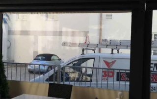 Τοποθέτηση αντιανεμικών ζελατίνων με κασονέτο με μοτέρ somfy και πόρτα αλουμινίου σε υπάρχον πέργκολα μας