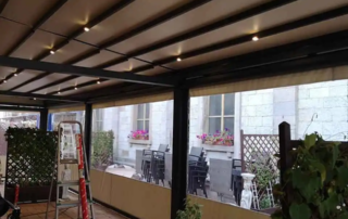 Τοποθέτηση αντιανεμικών ζελατίνων με κασονέτο με μοτέρ somfy και πόρτα αλουμινίου σε υπάρχον πέργκολα μας