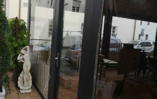 Τοποθέτηση αντιανεμικών ζελατίνων με κασονέτο με μοτέρ somfy και πόρτα αλουμινίου σε υπάρχον πέργκολα μας