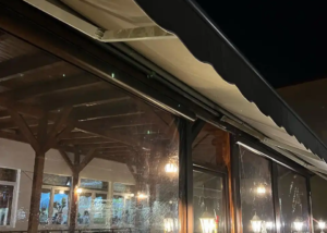 Τοποθέτηση αντιανεμικων ζελατίνων με κασονετα Βέργου ,πόρτα αλουμινίου ,πάτωμα Wpc ,τέντα με βραχίονες στο restaurant Akropolis στο Greifswald