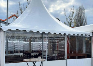 Τέντα σε κήπο ibis στην Γερμανία