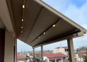 Τέντες με βραχίονες μοτέρ Somfy και ύφασμα εκρού