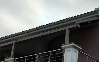 Τέντες με βραχίονες μοτέρ Somfy και ύφασμα εκρού