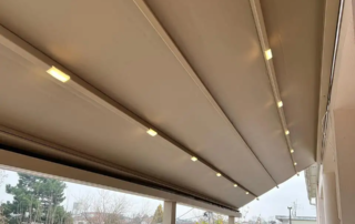 Τέντες με βραχίονες μοτέρ Somfy και ύφασμα εκρού