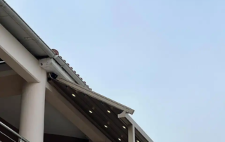 Τέντες με βραχίονες μοτέρ Somfy και ύφασμα εκρού