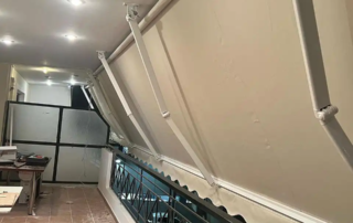 Τέντες με βραχίονες σε χρώμα εκρού