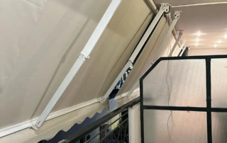 Τέντες με βραχίονες σε χρώμα εκρού