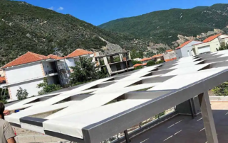 Κατασκευή χώρου σκίασης με ύφασμα και σίδερο