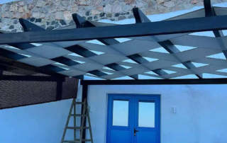 Κατασκευή πέργκολας με ξύλο σε χρώμα μαύρο και ύφασμα εκρού διάτρητο τύπου tengate