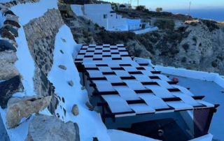 Κατασκευή πέργκολας με ξύλο σε χρώμα μαύρο και ύφασμα εκρού διάτρητο τύπου tengate