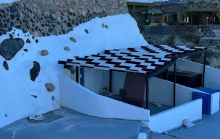 Κατασκευή πέργκολας με ξύλο σε χρώμα μαύρο και ύφασμα εκρού διάτρητο τύπου tengate