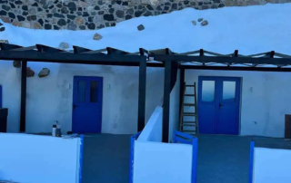 Κατασκευή πέργκολας με ξύλο σε χρώμα μαύρο και ύφασμα εκρού διάτρητο τύπου tengate