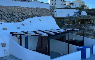 Κατασκευή πέργκολας με ξύλο σε χρώμα μαύρο και ύφασμα εκρού διάτρητο τύπου tengate