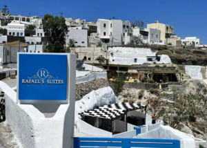 Κατασκευή πέργκολας με ξύλο σε χρώμα μαύρο και ύφασμα εκρού διάτρητο τύπου tengate