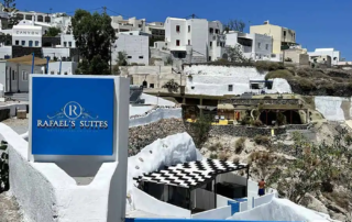 Κατασκευή πέργκολας με ξύλο σε χρώμα μαύρο και ύφασμα εκρού διάτρητο τύπου tengate