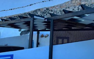 Κατασκευή πέργκολας με ξύλο σε χρώμα μαύρο και ύφασμα εκρού διάτρητο τύπου tengate