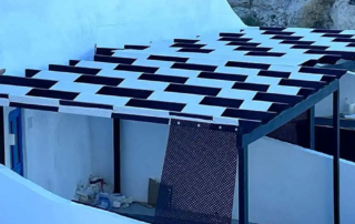 Κατασκευή πέργκολας με ξύλο σε χρώμα μαύρο και ύφασμα εκρού διάτρητο τύπου tengate