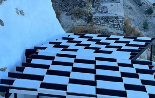 Κατασκευή πέργκολας με ξύλο σε χρώμα μαύρο και ύφασμα εκρού διάτρητο τύπου tengate