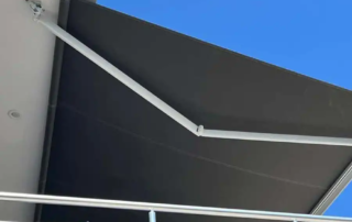 Κατακευή υφασμάτινων τεντών με βραχίονες σε χρώμα ανθρακί