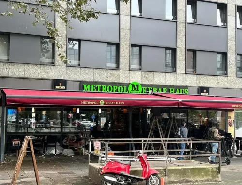 Εγκατάσταση υφασμάτινης δύριχτης τέντας με βραχίονες σε χρώμα μπορντο