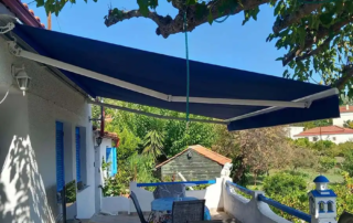 Τεντα με βραχίονες με ύφασμα σε χρώμα μπλε και μοτέρ somfy