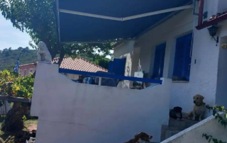 Τεντα με βραχίονες με ύφασμα σε χρώμα μπλε και μοτέρ somfy