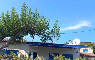 Τεντα με βραχίονες με ύφασμα σε χρώμα μπλε και μοτέρ somfy