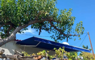 Τεντα με βραχίονες με ύφασμα σε χρώμα μπλε και μοτέρ somfy