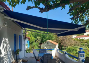 Τεντα με βραχίονες με ύφασμα σε χρώμα μπλε και μοτέρ somfy