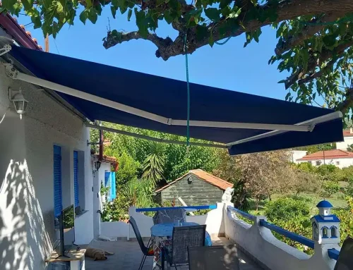 Construction of fabric awning with arms in blue color