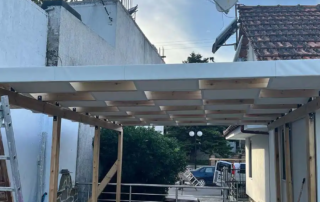 Κατασκευή πέργκολας με ξύλο σε χρώμα και ύφασμα εκρού διάτρητο