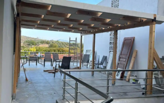 Κατασκευή πέργκολας με ξύλο σε χρώμα και ύφασμα εκρού διάτρητο